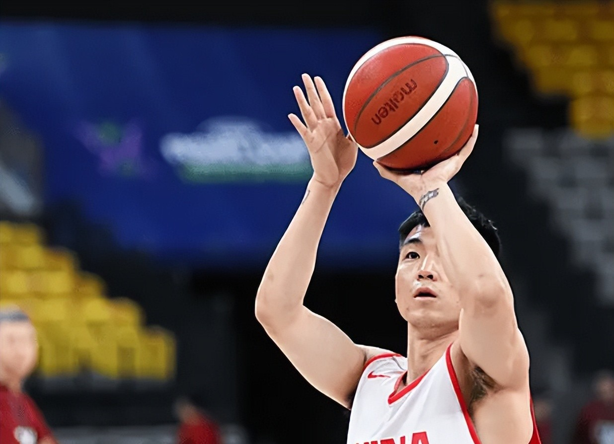 比赛中一位中锋球员的篮下强攻让对手束手无策的简单介绍