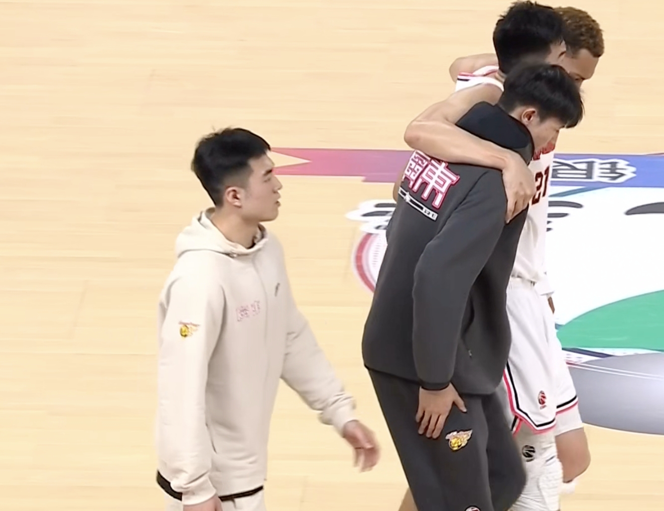 比赛中一位中锋球员的篮下强攻让对手束手无策的简单介绍